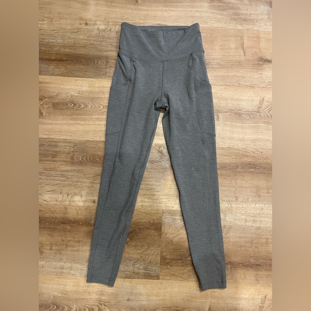 American Eagle The Everything Pocket leggings.